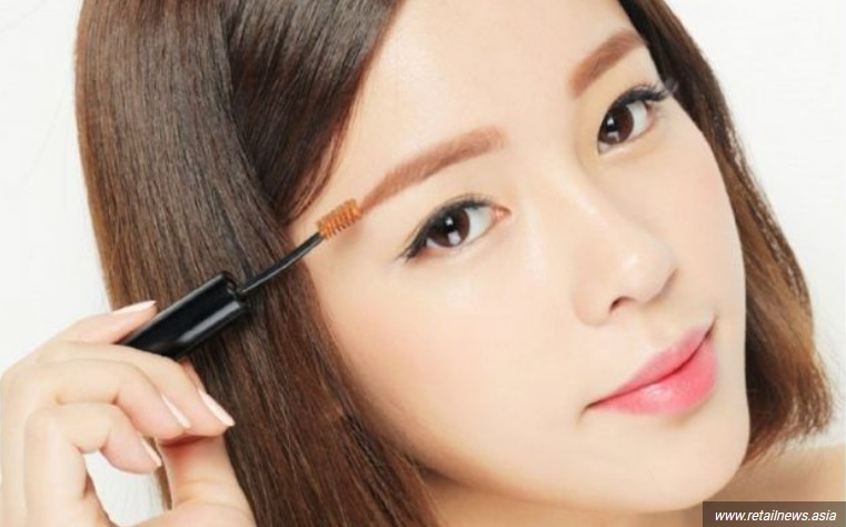 Pertegas Alis Dengan Eyebrow Maskara